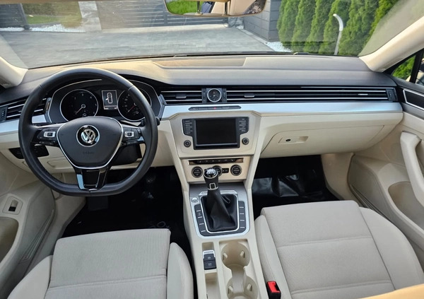 Volkswagen Passat cena 61900 przebieg: 94400, rok produkcji 2015 z Cieszyn małe 172